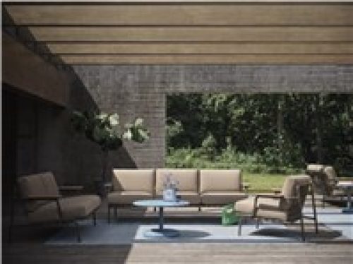 Settle-sofa-3-2-lounge-chair-ribbed-weave-5-taupe-ply-rug-recycled-poly-light-blue-ridge-vase-16-glass-linear-steel-muuto-org_(200×149)